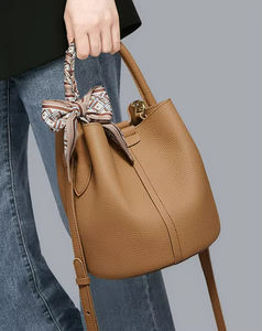 2025 nouvelle mode bandoulière en cuir de vache sac à main dames populaire sac à bandoulière avec deux sangles personnalisable petit sac - Product Image 5