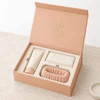 Boîte cadeau élégante à couvercle magnétique personnalisé avec papier mat estampé or et inserts en papier découpé pour les ensembles de nettoyage du visage