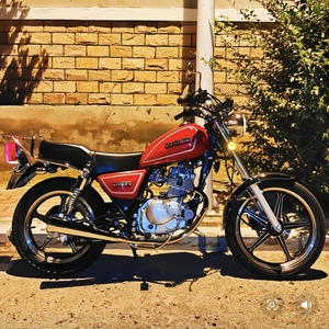 Motocyclette à essence Suzuki GN125 d'occasion, moto de rue classique de <span class=keywords><strong>125</strong></span> cm3, moto d'occasion durable et économe en carburant pour les trajets quotidiens - Product Image 1