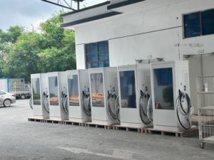 Station de recharge DC pour véhicules électriques extérieure à montage au sol avec écran publicitaire 55 pouces, chargeur DC EV CCS2 CCS1 CHADEMO pour Zeekr - Product Image 4