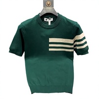 Camiseta de punto verde de manga corta para hombre con cuello redondo y ribete a rayas en contraste, corte regular, de secado rápido y ecológica, informal.