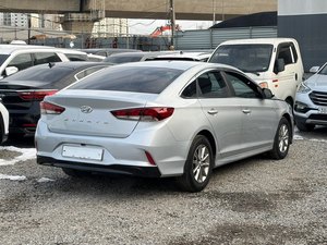 Auto Usado Coreano Plateado 2018, Sedán Mediano Económico de Gas LP, con Asientos Ventilados, para Exportación - Product Image 2