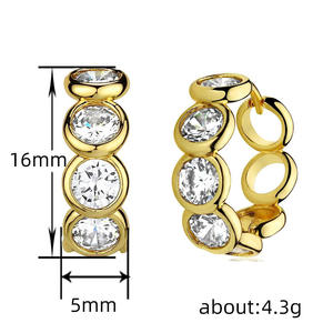 Pendientes Huggie Dorados de Lujo con Cristales de Estrás en Engaste de Bisel, Chapados en Oro de 22k, Diseño Geométrico para Mujer, Joyería de Fiesta - Product Image 5