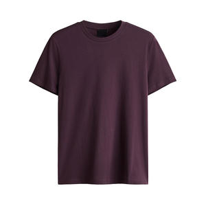 Camiseta clásica de corte ajustado en negro sólido para hombre, hecha de mezcla de algodón, con tacto suave, tela transpirable y comodidad casual para el día a día. - Product Image 1