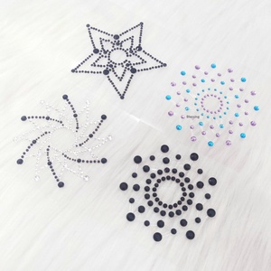 Autocollants de poitrine en tissu Dobby ajouré respirant avec strass magnifiques et pierres brillantes pour la vente en gros - Product Image 3