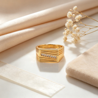 Messing 18K Vergoldeter Geometrischer Vertikaler Linien-Siegelring mit Einreihiger CZ-Steinbesatz Breiter Band Unisex Fingerring