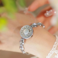 Montre vintage de luxe pour femme, boîtier en verre, cadran argenté, bracelet à fermoir rabattable, mouvement à quartz, jour/date, fermoir caché, 24 cm