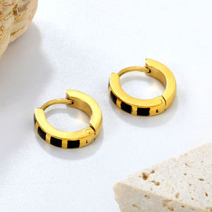 Pendientes Huggie Chapados en Oro con Incrustaciones en Morado, Rosa y Negro, Diseño Geométrico, Pendientes de Aro Modernos para Mujeres y Hombres - Product Image 2