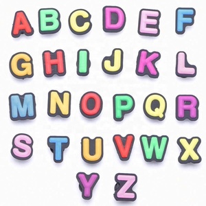 Commercio all'ingrosso 26 alfabeto inglese PVC Charms 0-9 # A-Z lettere incandescenti a buon mercato zoccola lettere colorate Charms per scarpe decorazioni