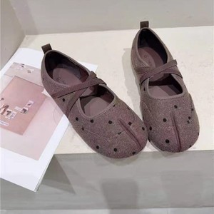 Chaussures plates Mary Jane pour femmes à bout fendu et brides croisées, en similicuir suédé, style rétro, souples, type ballerines, décontractées - Product Image 6