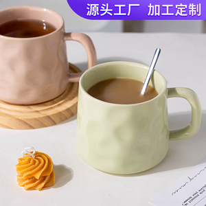 Taza de cerámica de color sólido con tapa y cuchara para café, té y desayuno. - Product Image 4