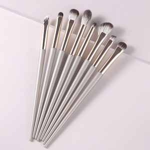Ensemble de 8 pinceaux de maquillage pour les yeux en fibres synthétiques de qualité supérieure - Manche <span class=keywords><strong>argenté</strong></span>, application précise pour les fards à paupières, les sourcils et l'<span class=keywords><strong>eye</strong></span>-<span class=keywords><strong>liner</strong></span> - Product Image 4