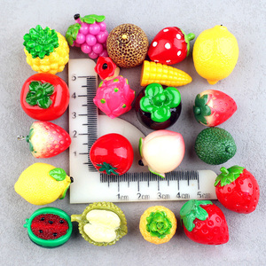 Al por mayor: Dijes de resina 3D de fresa, mini colgantes de resina para llavero, modelos de supermercado en miniatura para casa de muñecas DIY, estilo caricatura - Product Image 3