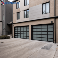 Porte de garage sectionnelle à levage vertical avec cadre en profilé aluminium, panneaux en verre et dimensions d'ouverture personnalisées pour usage commercial