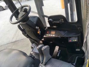 รถยกไฟฟ้า Komatsu14 ขนาด 1.5 ตัน มือสอง พร้อมความสูงยก 6 เมตร ขับเคลื่อนล้อหน้า แบบนั่งขับ เหมาะสำหรับอุตสาหกรรมค้าปลีก - Product Image 6