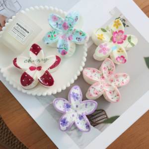 Vente en gros de pinces à cheveux en forme de fleur de frangipanier hawaïenne de 8 cm, grandes pinces à cheveux en plastique dégradé pour femmes, été - Product Image 3