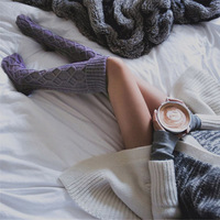 Chaussettes longues en tricot torsadé pour femmes, design OEM, logo de haute qualité, chaussettes longues jusqu'aux cuisses, chaussettes chaudes pour filles d'école, chauffe-jambes