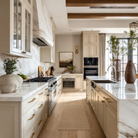 Meubles de cuisine haut de gamme sur mesure en blanc, design classique avec crédence en marbre, espace de cuisson élégant pour la maison