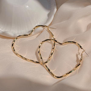 Pendientes de Aro Grandes de Aleación con Forma de Corazón, Estilo Retro Exagerado, Metálicos Minimalistas, para Mujer, de Moda, Plateados y Chapados en Oro de 14K, Joyería de Moda, Regalo - Product Image 3