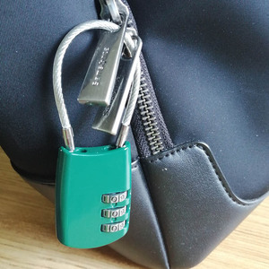 Cerradura de Combinación de Aleación CH 017L de Venta Directa de Fábrica, Redefinible, con Cable de Acero para Bolsos y Maletas, 86x30x9mm, Aleación de Zinc - Product Image 1