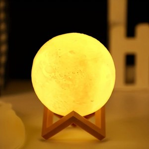Moderna Lampada da Tavolo Decorativa Natalizia 10cm LED a Forma di Luna, Luce Notturna 3D Effetto <span class=keywords><strong>Cielo</strong></span> Stellato - Product Image 1