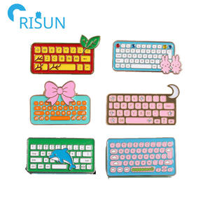 Fabrication Keycaps Air Clavier Émail Pin Logo Personnalisé <span class=keywords><strong>Disquette</strong></span> Keycap Doux Dur Émail Badge Pin Broche Teclado Aimant Pins - Product Image 1