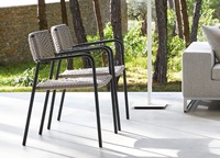 Table à manger d'extérieur moderne et simple sur pied en métal table à manger et chaise chaise de jardin empilable