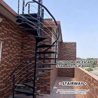 Marches d'escalier en spirale en acier fabriquées par OEM, perforées, antidérapantes, marches de sécurité robustes, marches d'escalier industrielles