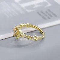 Женское кольцо с фианитами