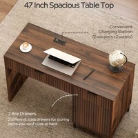 Bureau d'ordinateur contemporain en bois pour le bureau à domicile, bureau de direction cannelé avec station de charge pour le travail et les études