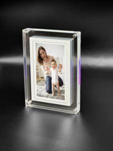 Acrylic 5 <span class=keywords><strong>inch</strong></span> Khung ảnh kỹ thuật số, khung ảnh video với Auto-Rotate, 4GB Bộ nhớ và được xây dựng trong 1500 mAh pin - Product Image 3