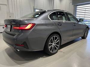 Offre Spéciale – BMW Série 3 330i d'occasion en excellent état, transmission intégrale, intérieur cuir foncé, régulateur de vitesse adaptatif (ACC), berline 4 portes avec barres de toit en aluminium à vendre - Product Image 3