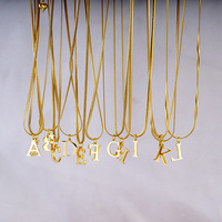 Yicai Titanium Steel Snake Sleutelbeen Keten Ketting Sieraden Vergulde Geometrische 26 Brief Engels Alfabet Hanger Ketting