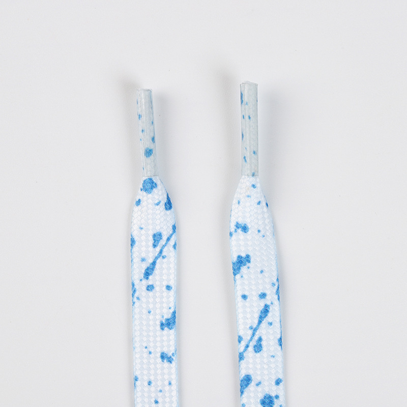 Salpicadura de tinta azul sobre blanco.