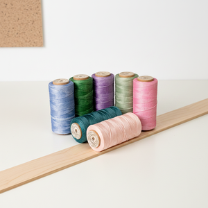 Hilo plano encerado de nueva temporada 1.0mm 180m <span class=keywords><strong>Modelo</strong></span> 210/16 para costura artesanal DIY, artículos de cuero y tejido textil de Guangdong - Product Image 3