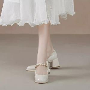 Zapatos de Tacón Mary Jane de Charol Blanco con Lazo y Correa de Perlas, Cómodos, Punta Redonda, Tacón de 6-8 cm, Zapatos de Novia para Boda - Product Image 3