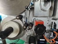 Machine d'étiquetage automatique biotechnologique pour flacons, ampoules et tubes à sang