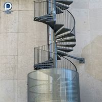 Escalier en arc courbé sur mesure en métal avec garde-corps en verre pour la rénovation intérieure de résidences haut de gamme