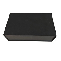 Boîte cadeau de luxe en carton noir de haute qualité avec logo personnalisé, pelliculage mat, gaufrage, doublure en éponge et fermeture magnétique à couvercle rabattable pour