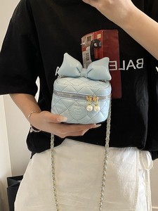 <span class=keywords><strong>2026</strong></span> 新款绗缝 PU 皮革链条肩带小号女式水桶包可爱蝴蝶结儿童斜挎包 - Product Image 5