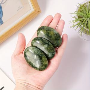 Pierre de cristal de jade vert poli en gros pour la décoration intérieure, le Feng Shui et les cadeaux de fêtes uniques - Product Image 3