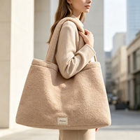 Sac fourre-tout esthétique en polaire Teddy pour femme, cadeau de Noël confortable pour l'hiver, sac à bandoulière surdimensionné grande capacité avec fermeture magnétique