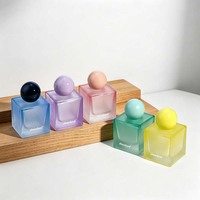 Flacon de parfum carré en verre transparent vide de 100 ml avec bouchon coloré et pompe pulvérisatrice à sertir, logo personnalisé