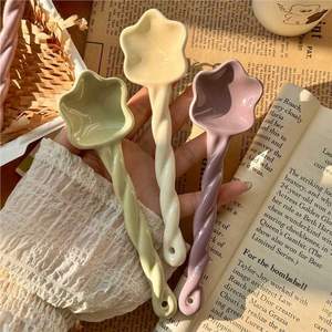 Cuchara de cerámica con forma de estrella retorcida, color sólido, creativa, para café, postres, fiestas, estilo moderno - Product Image 1