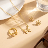 Nouvel ensemble de bijoux haut de gamme et tendance pour femme : boucles d'oreilles clous et bague en acier titane plaqué or avec pendentif nœud papillon, modèle populaire sur internet