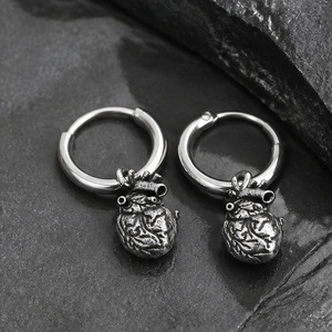 Pendientes de aro con colgante de corazón yunnique, plata tibetana, estilo gótico oscuro, regalo de joyería unisex - Product Image 1