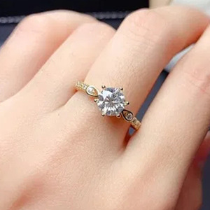 Anello con cristalli taglio rotondo per donna, accessori romantici per feste e uso quotidiano - Product Image 3