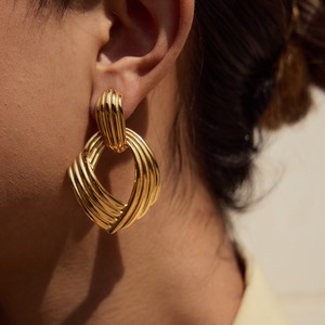 Pendientes de Aro Geométricos de Acero Inoxidable Chapados en Oro de 18K para Uso Diario de Mujer - Product Image 3