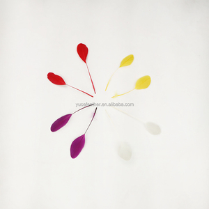 Plumas de Ganso de 13-17 cm, Teñidas a Rayas, Multicolores, Venta al por Mayor Directa de Fábrica para Decoración de Eventos - Product Image 1