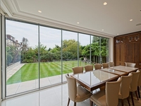Porte pliante coulissante d'entrée en verre de balcon Porte-fenêtre sans cadre en verre d'aluminium